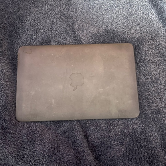 Old MacBook - Picture 1 of 3
